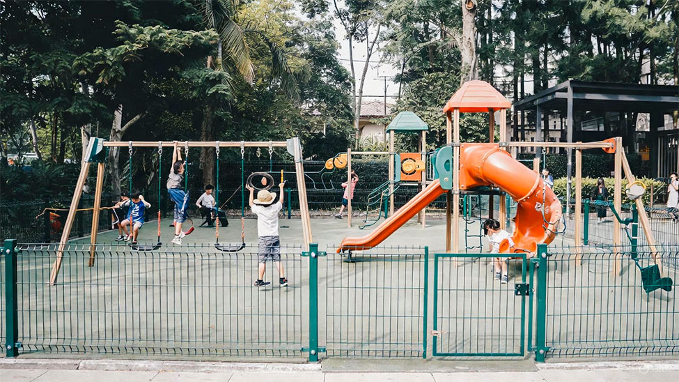 Een speeltuin met een hek... Een speeltuin met een hek...